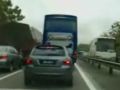 Wypadek ciężarówki z piwem