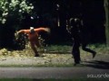 Niesamowity żart z duchem wśród liści