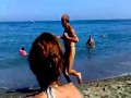 Zakręcony dziadek biegnie po plaży