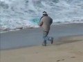 Pijany mężczyzna pływa na desce surfingowej