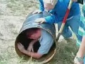 Cz�owiek w beczce
