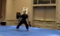 Dziewczyna trenująca karate