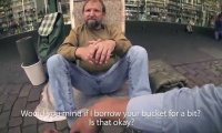 Trzech studentów pomaga bezdomnemu zebrać pieniądze grając na jego wiadrze