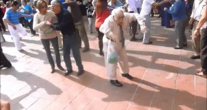 Tańczący dziadek daje czadu z dwoma laskami