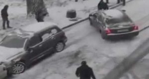 Ruski superman ratuje samochody