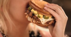 Jak prawidłowo jeść hamburgera?