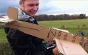 Latający samolot z kartonu