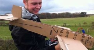 Latający samolot z kartonu