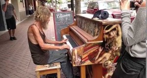 Bezdomny mężczyzna gra na pianinie