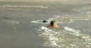 Facet ratuje swojego psa ze środka zamarzniętej rzeki