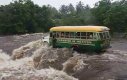 Autobus z ludźmi porwany przez wodę