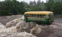 Autobus z ludźmi porwany przez wodę