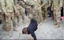 Nastolatek zawstydza amerykańskich żołnierzy