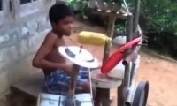 Dzieciak daje czadu na perkusji ze śmieci