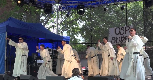 Dominikanie śpiewają "Ona tańczy dla mnie"