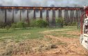 Pożar drewnianego mostu w Teksasie