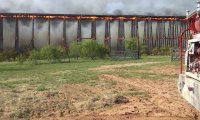 Pożar drewnianego mostu w Teksasie