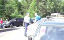 Rosyjski policjant obezwładnia samochód