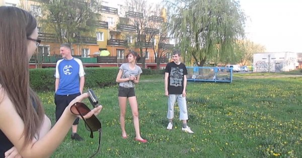 Skok przez krzaki w gimnazjum