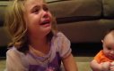 Dziewczyna płacze, żeby jej młodszy brat był zawsze malutki