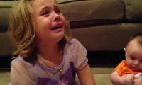 Dziewczyna płacze, żeby jej młodszy brat był zawsze malutki