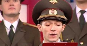 Rosyjska orkiestra wojskowa śpiewa "Skyfall"