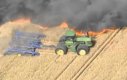 Farmer ratuje zbiory za pomocą traktora
