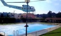 Śmigłowiec przeciwpożarowy i woda z basenu