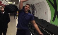 Epicki pojedynek ping pongowy w londyńskim metrze