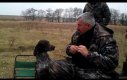 Rosyjski pies wytrenowany do przynoszenia wódki