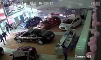 Wizyta chińskiej mafii w salonie samochodowym