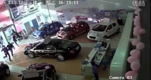 Wizyta chińskiej mafii w salonie samochodowym