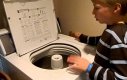 Autystyczny chłopiec gra na bębnie... pralki
