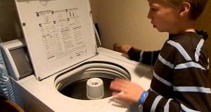 Autystyczny chłopiec gra na bębnie... pralki