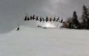 30 osób na nartach robi fikołka w tył