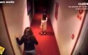 Dziewczynka w hotelowym korytarzu
