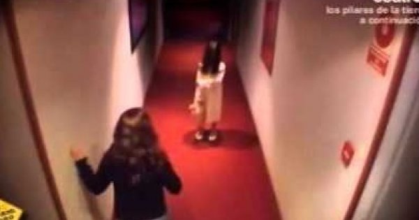 Dziewczynka w hotelowym korytarzu
