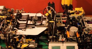 Maszyna z LEGO do robienia samolotów z papieru