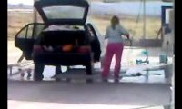 Blondynka myje samochód