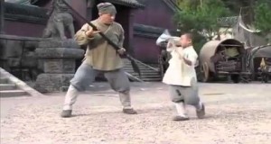 Jackie Chan uczy się technik Shaolin od kilkuletniego mnicha