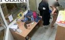 Policja rozbiera kobiety w markecie
