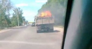 Płonąca ciężarówka na drodze