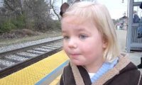 Dziecko widzi po raz pierwszy pociąg