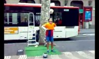 Popisy z piłką  na ulicy