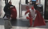Mikołaj zaopatruje się w markecie. Ochroniarze tego nie rozumieją.