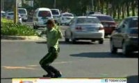 Tańczący policjant kieruje ruchem
