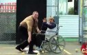 Niepełnosprawny mężczyzna na korcie