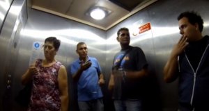 Kichanie w windzie na pasażerów