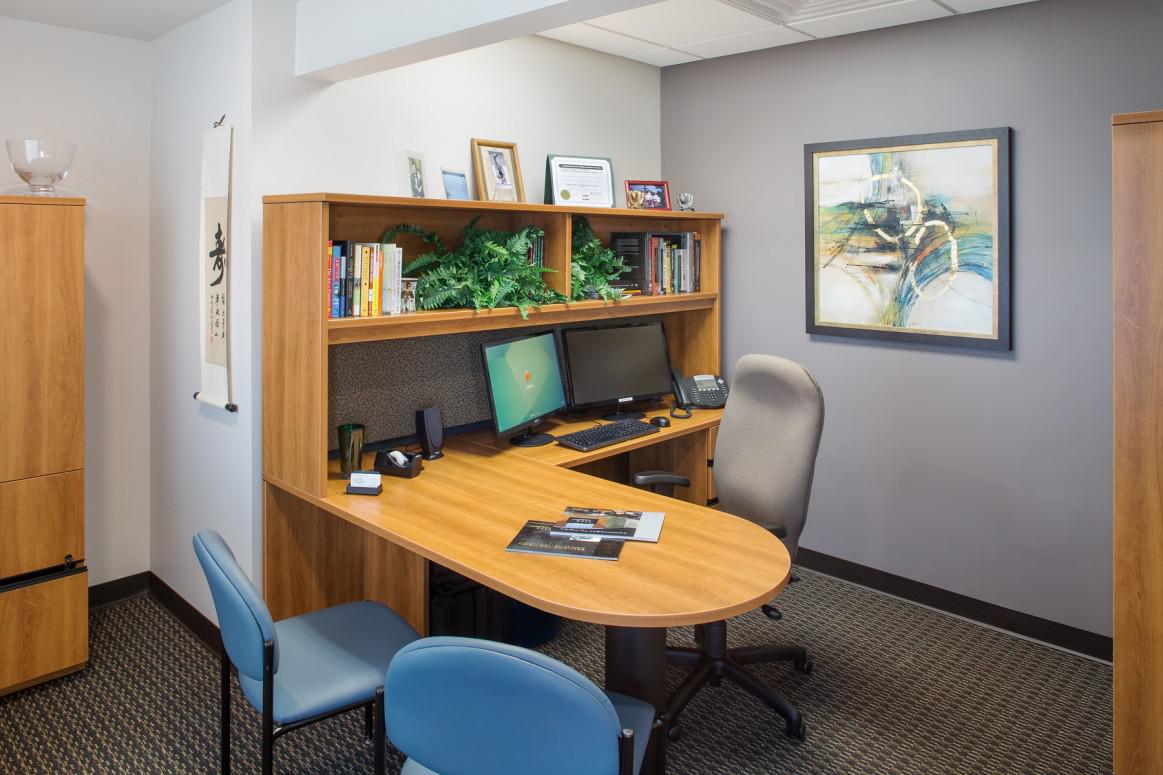 Стрим кабинет. Маленький офис дизайн желтый. Сумма в офисе. Вариант кабинета хиропрактика.