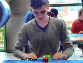 Koleś ułożył kostkę Rubika w 5 i pół sekundy